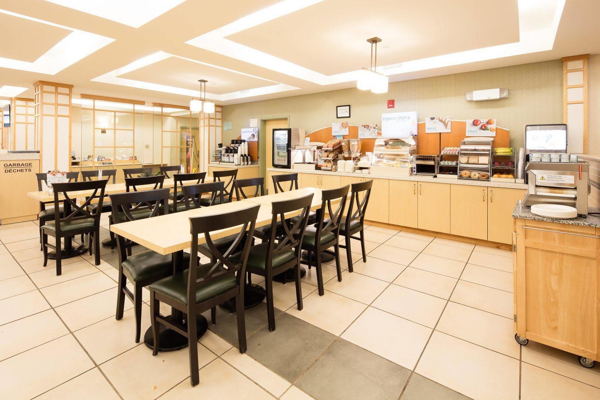 Holiday Inn Express Hotel & Suites Dieppe Airport By Ihg Moncton Exterior photo